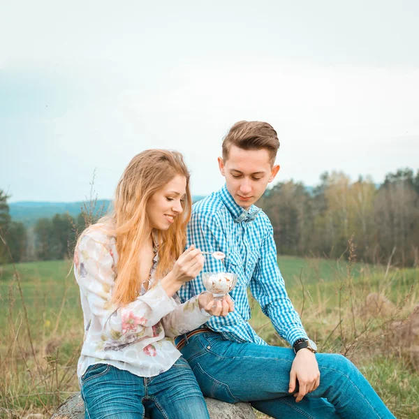 Couple eating ice cream outdoors — Stock Photo, Image