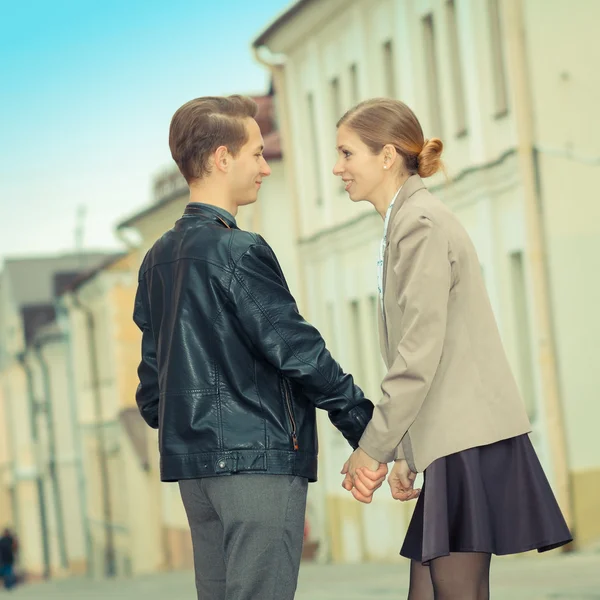 Hipster pareja caminando por la calle — Foto de Stock