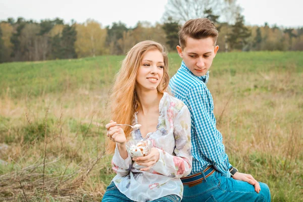 Couple eating ice cream outdoors — Stock Photo, Image