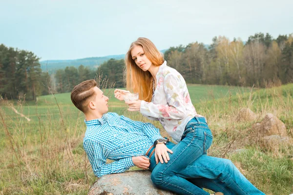 Casal comer sorvete ao ar livre — Fotografia de Stock