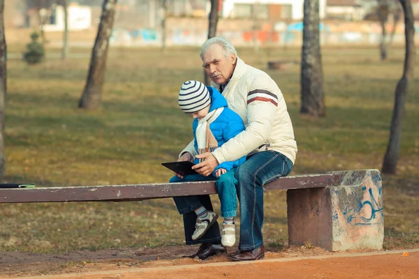 Dede ve torunu ile açık havada tablet — Stok fotoğraf