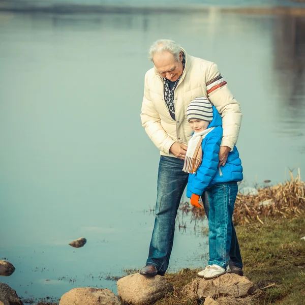 Abuelo y nieto cerca del río —  Fotos de Stock
