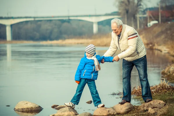 Abuelo y nieto cerca del río — Foto de Stock