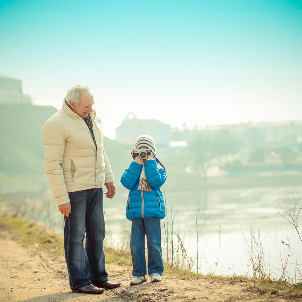 Grootvader en kleinzoon met vintage camera — Stockfoto