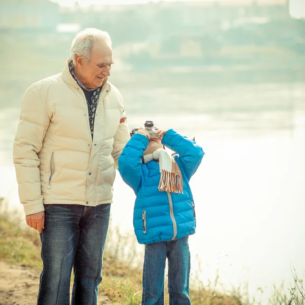 Abuelo y nieto con cámara vintage — Foto de Stock
