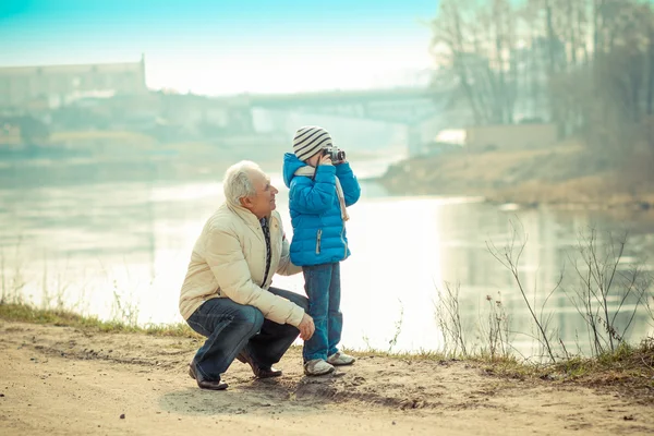 Grand-père et petit-fils avec caméra vintage — Photo