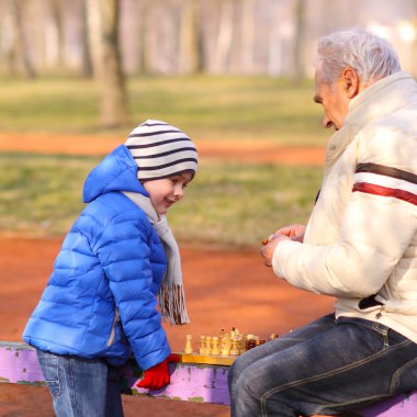 Dede ve torunu açık havada satranç