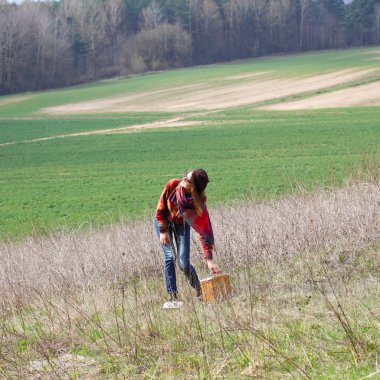 Hippi kız açık havada vintage fotoğraf makinesi ile