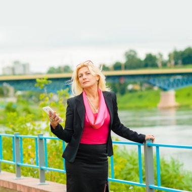 iş kadını açık havada tablet ile 