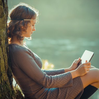 Hippi kız açık havada tablet kullanma 