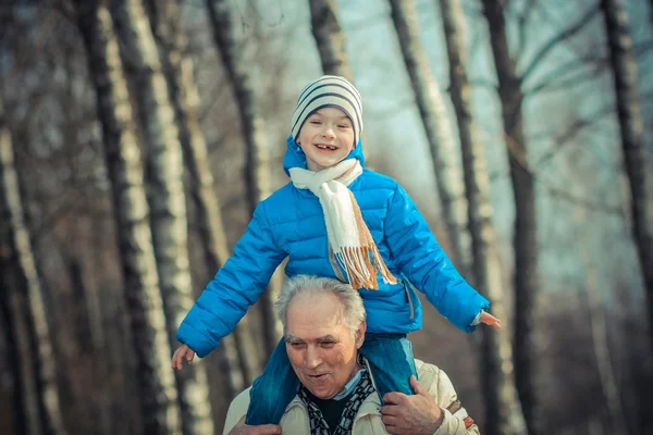 Großvater trägt Enkel auf seinen Schultern — Stockfoto