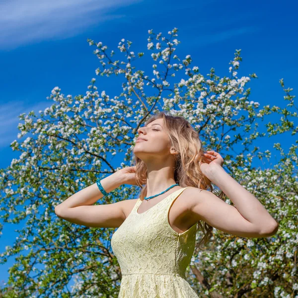 Schönes junges Mädchen im Frühlingsgarten — Stockfoto