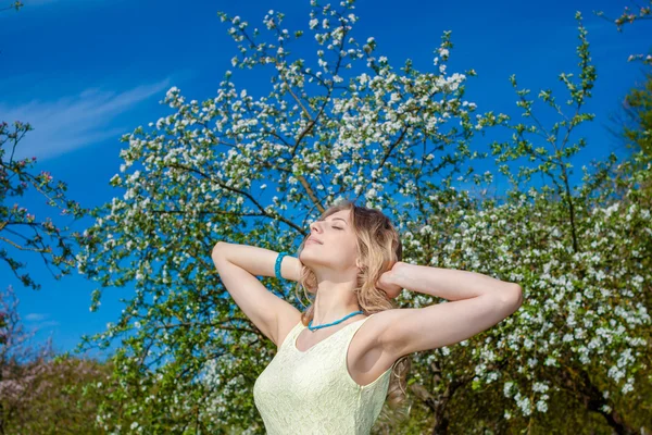 Beautiful young girl in the spring garden — Stock Photo, Image