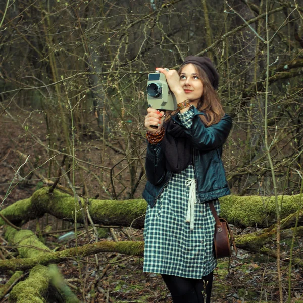 Hipster meisje met vintage filmcamera — Stockfoto