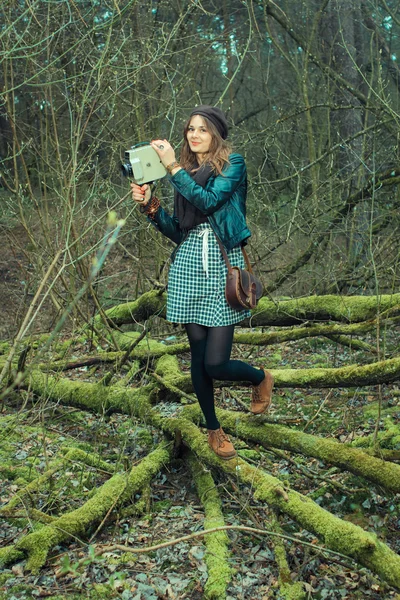 Hipster chica con vintage película cámara —  Fotos de Stock