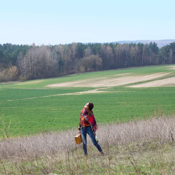 Hipster meisje met vintage camera buiten — Stockfoto