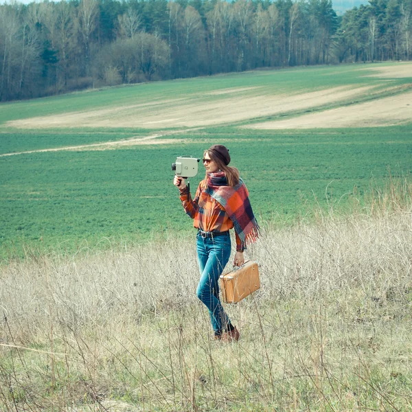 Hipster meisje met vintage camera buiten — Stockfoto