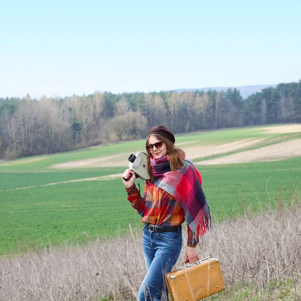 Hipster dívka s vinobraní fotoaparát venku — Stock fotografie