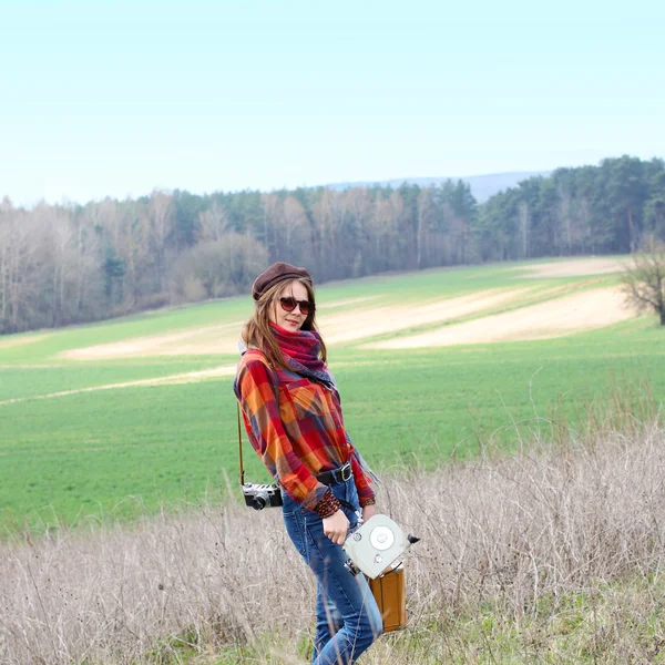 Hipster ragazza con fotocamera vintage all'aperto — Foto Stock