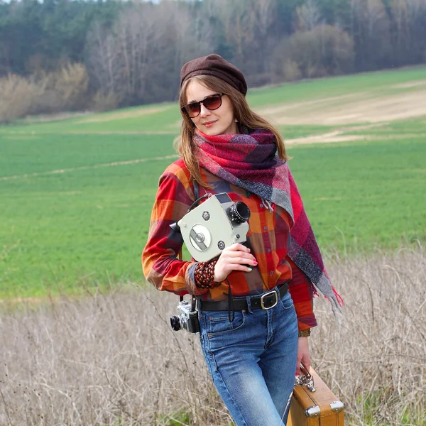 Hipster dívka s vinobraní fotoaparát venku — Stock fotografie