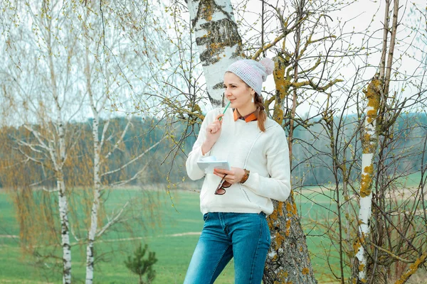 Dromerige meisje op de natuur — Stockfoto