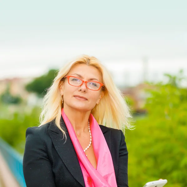 Femme d'affaires avec la tablette à l'extérieur — Photo