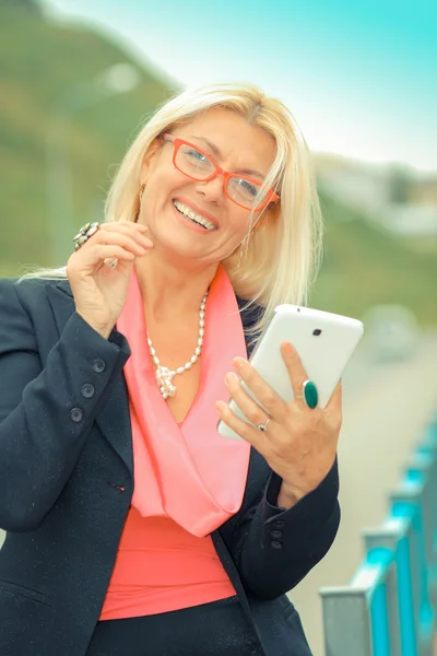 Mulher de negócios com o tablet ao ar livre — Fotografia de Stock