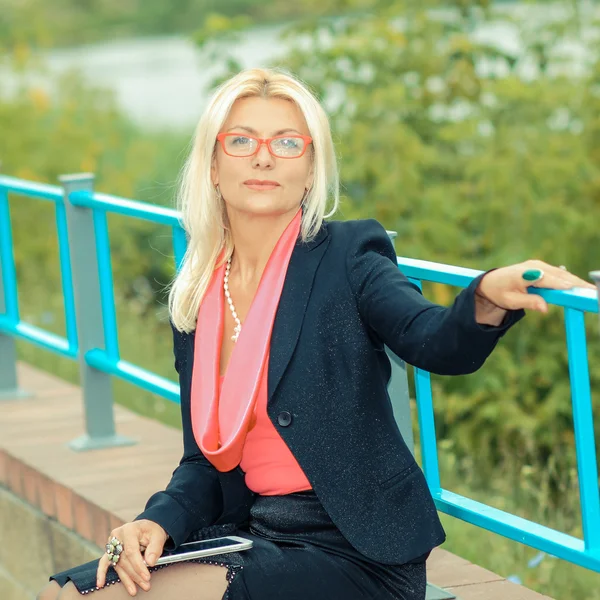 Business woman with the tablet outdoors — Stock Photo, Image