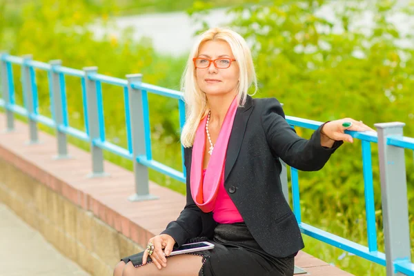 Femme d'affaires avec la tablette à l'extérieur — Photo