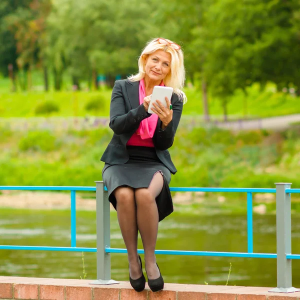 Femme d'affaires avec la tablette à l'extérieur — Photo