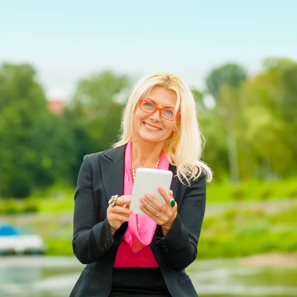 Femme d'affaires avec la tablette à l'extérieur — Photo