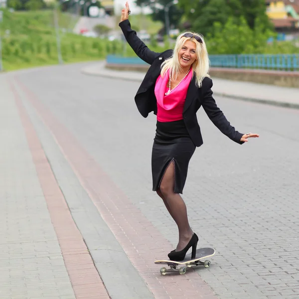 Femme d'affaires sur un skateboard en plein air — Photo