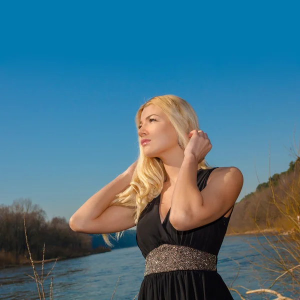 Schöne Mädchen im Frühling im Freien — Stockfoto