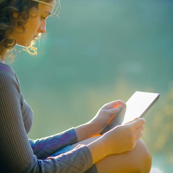 Hipster holka venku pomocí tabletu — Stock fotografie