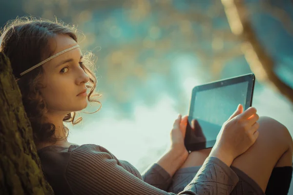 Hipster dziewczyna za pomocą tabletu na zewnątrz — Zdjęcie stockowe