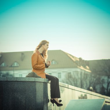 Güzel kız açık havada dua 