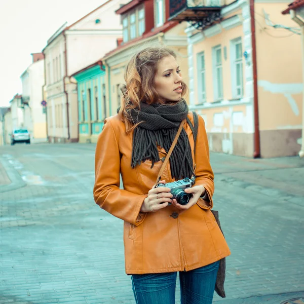 Ragazza con una vecchia macchina fotografica cammina all'aperto — Foto Stock