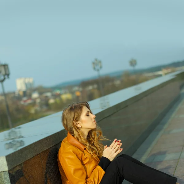 Bella ragazza che prega all'aperto — Foto Stock