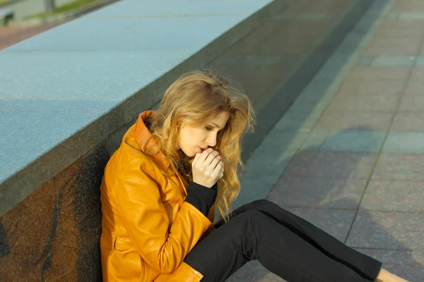 Beautiful girl praying outdoors — Stock Photo, Image