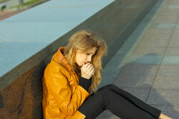 Bella ragazza che prega all'aperto — Foto Stock