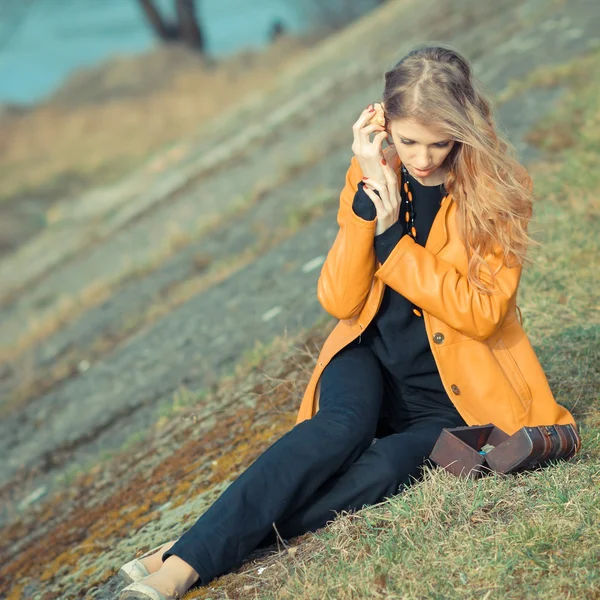 Ragazza ordinaria nostalgico con cofanetto — Foto Stock