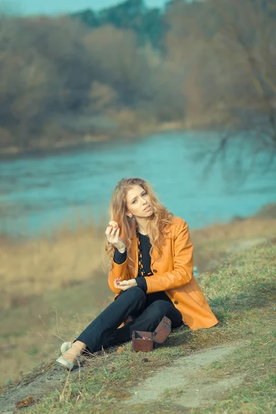 Ragazza ordinaria nostalgico con cofanetto — Foto Stock