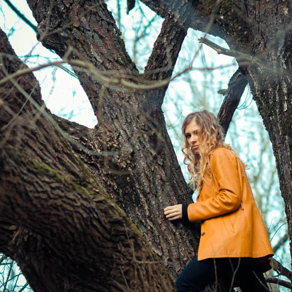 Fille hipster parmi les arbres — Photo