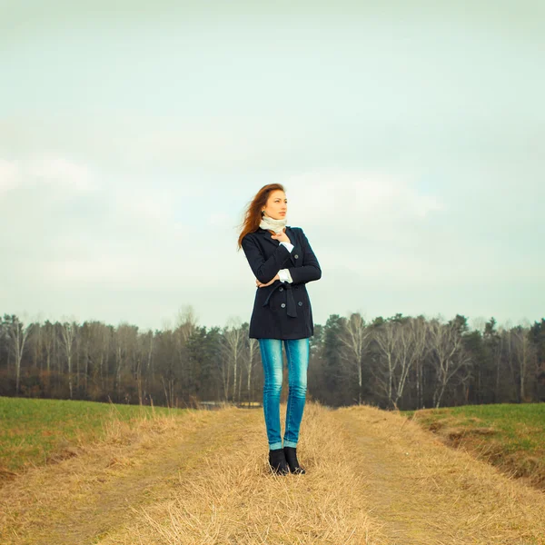 Mooie jonge vrouw op de natuur — Stockfoto