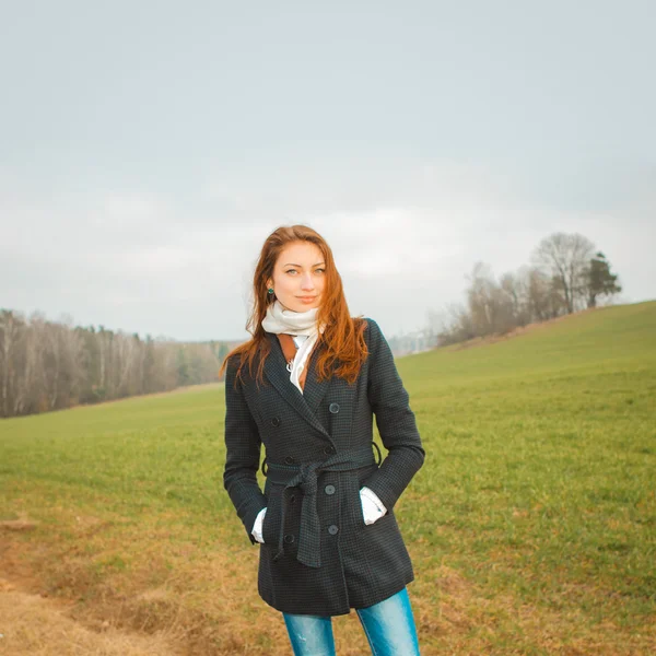 Beautiful young woman on the nature — Stock Photo, Image