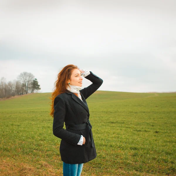 Mooie jonge vrouw op de natuur — Stockfoto