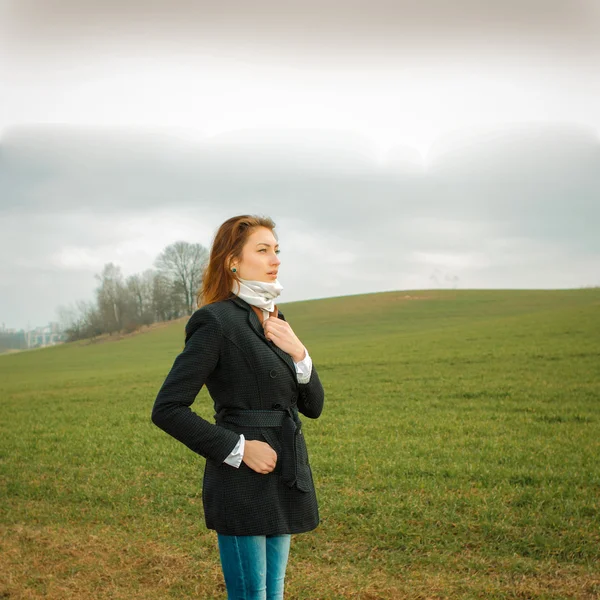 Hermosa joven sobre la naturaleza — Foto de Stock