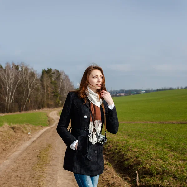 Hipster chica con cámara retro al aire libre — Foto de Stock