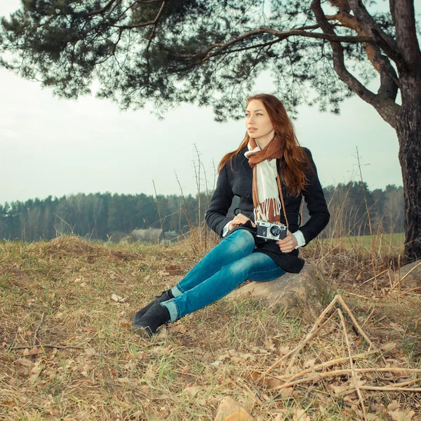 Hipster girl with retro camera outdoors — Stock Photo, Image