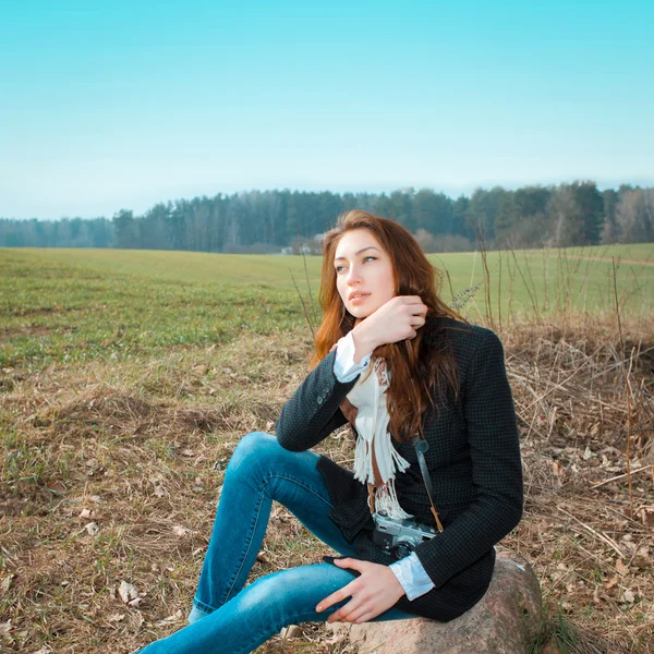 Hipster-Mädchen mit Retro-Kamera im Freien — Stockfoto